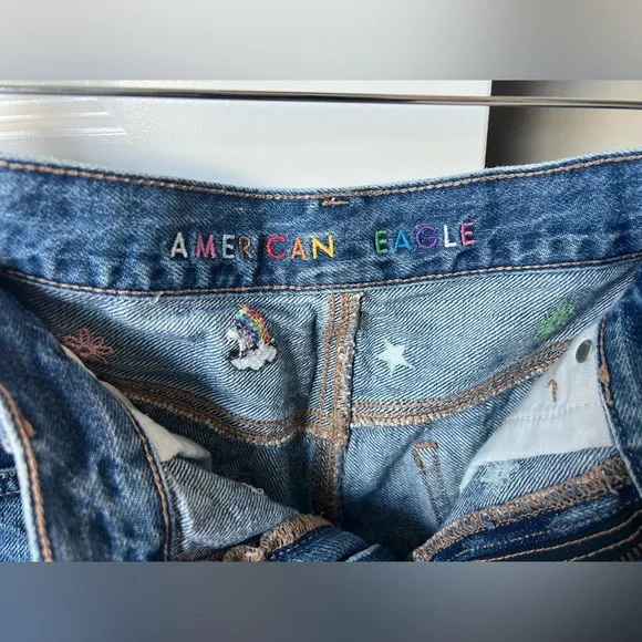 American Eagle (AE) Denim Embroidered '90s Boyfriend Short Sz 6 100% Cotton - Picture 3 of 5
